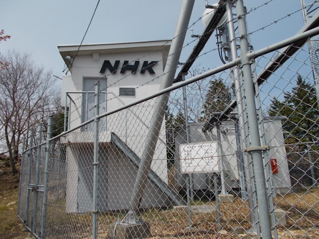 12：06　登るとNHKの設備があります。