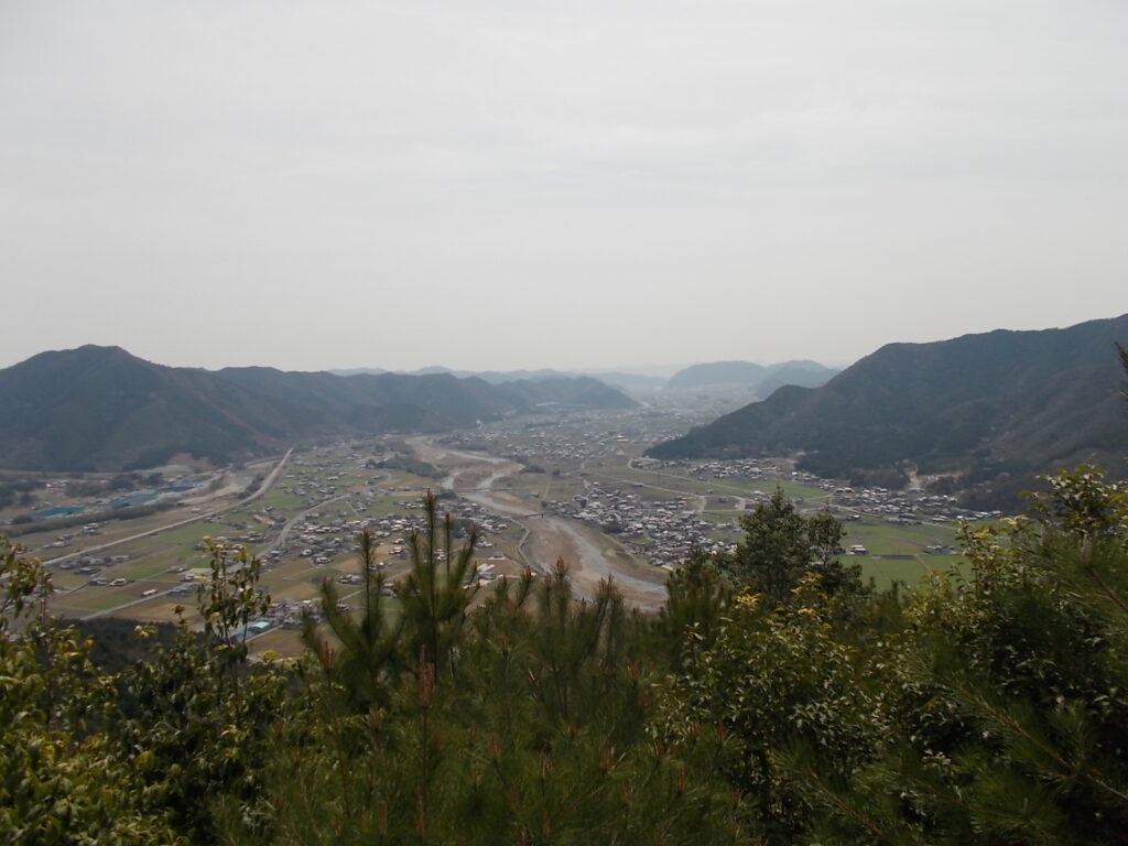 12：20　山頂から見た風景。ここで昼食にしました。