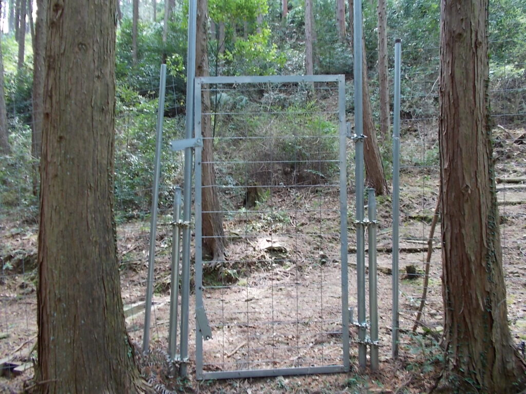 13：00　薬王寺手前の獣柵。