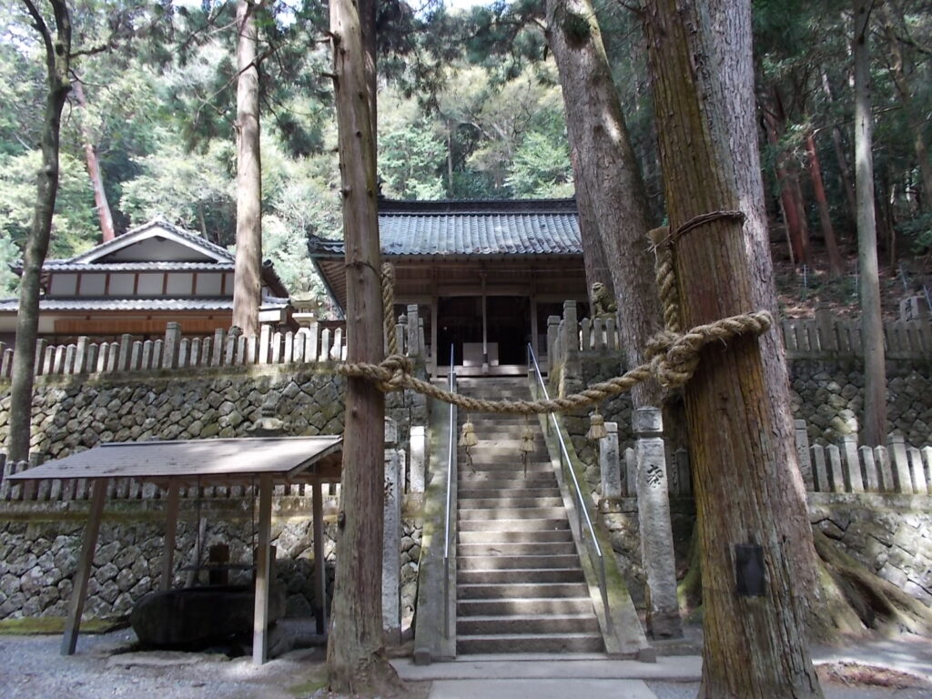13：01　柵を出るとすぐ前が薬王寺。