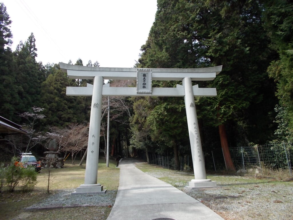 13：03　鳥居をくぐって出ます。