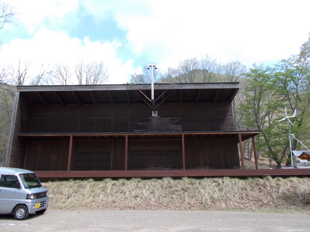 10：23　登山口のある千町小屋です。今は使ってないのかしら