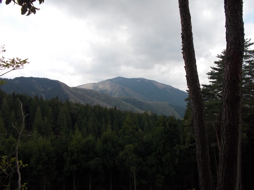 10：38　登った先の尾根から見る景色。千町が峰が正面に見えます。