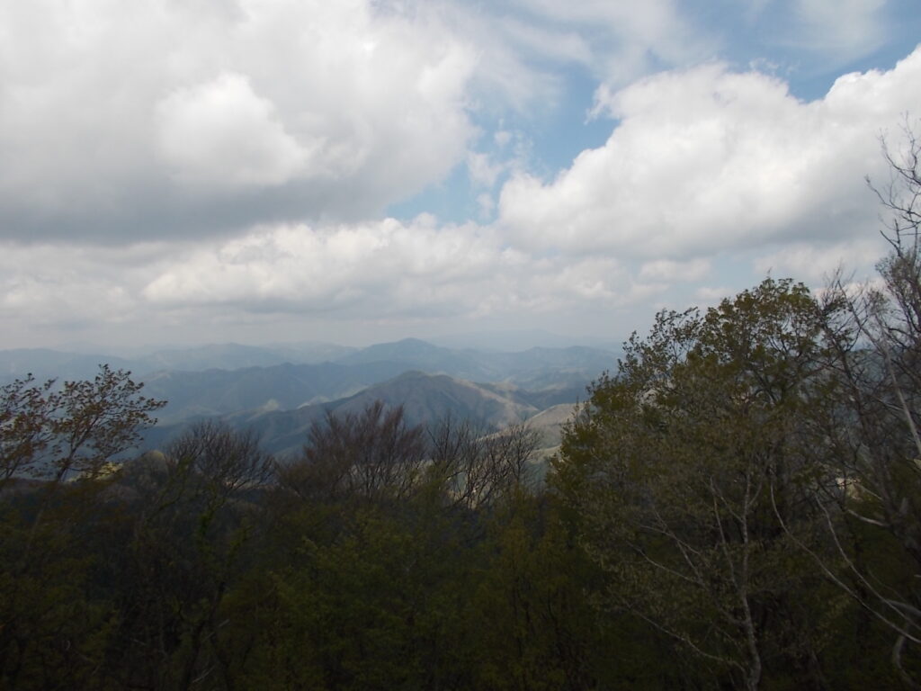 10：51　山頂からの見晴らしはいいです。こちらは氷ノ山方面。