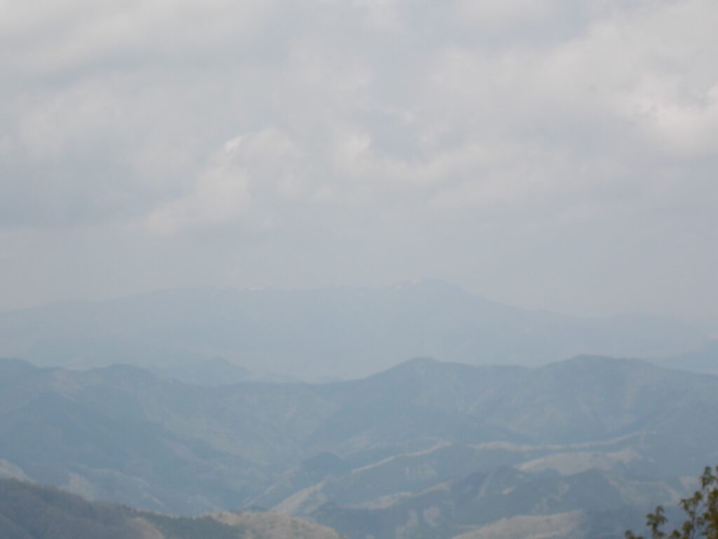 10：51　氷ノ山のアップ。ちょっとかすんでます。