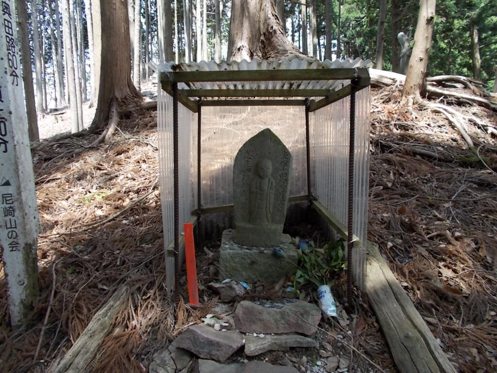 11：10　登って少し行くと大乢のお地蔵さんがあります。ちょっと記念写真を撮らせてもらいました。