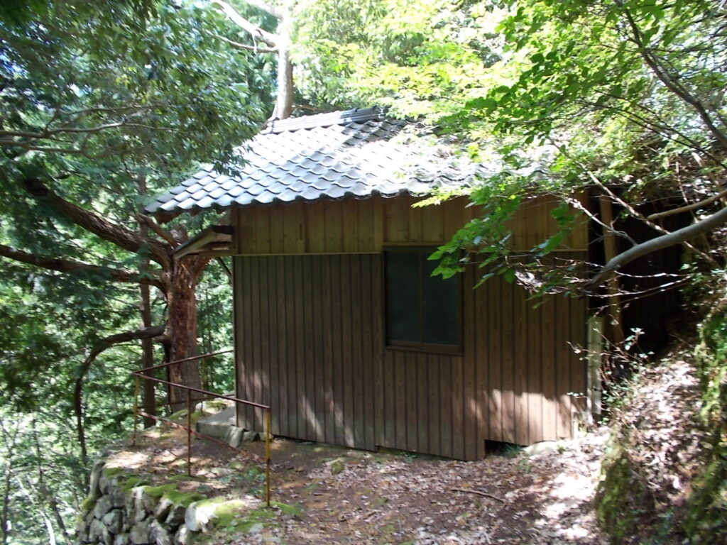 10：36　すぐに小さな小屋に着きます。これは通り過ぎてから写したので向きは逆です。