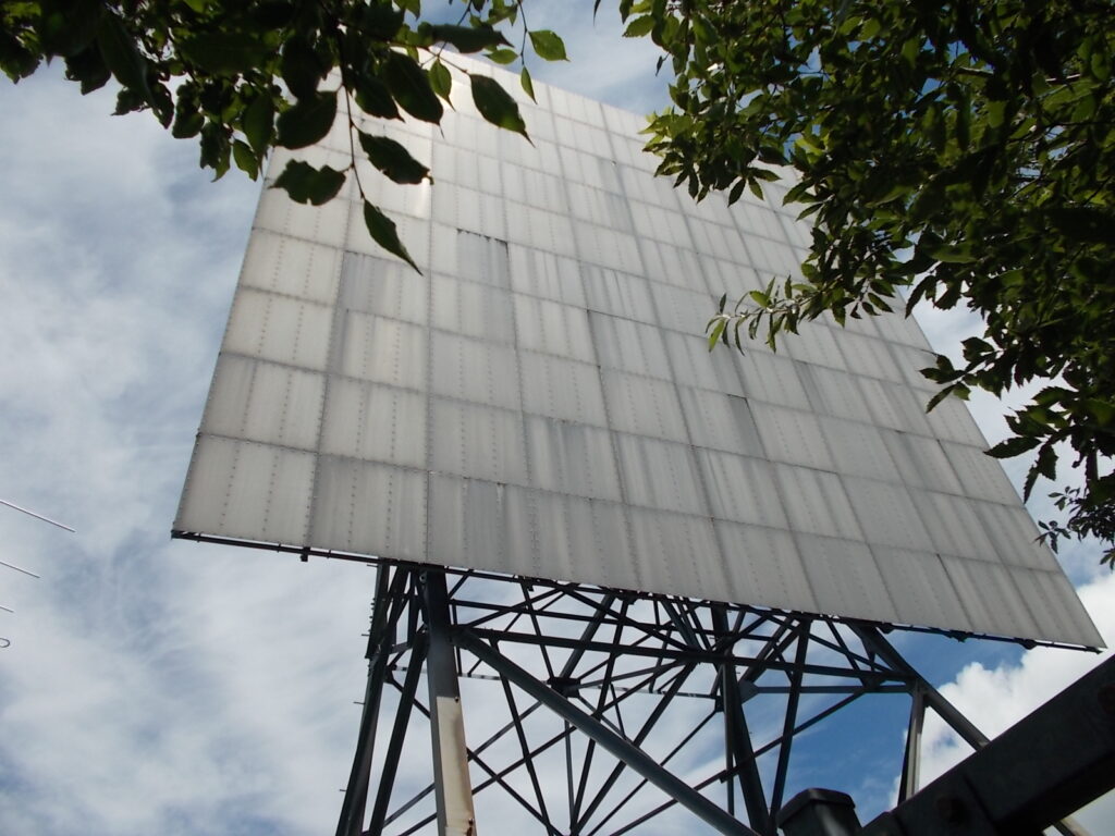 11：24　アンテナの横に反射板があります。これは途中の道路から見えました。