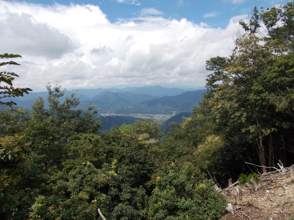11：25　北西方面。朝来の町と中央奥の方にうっすらと氷ノ山が見えます