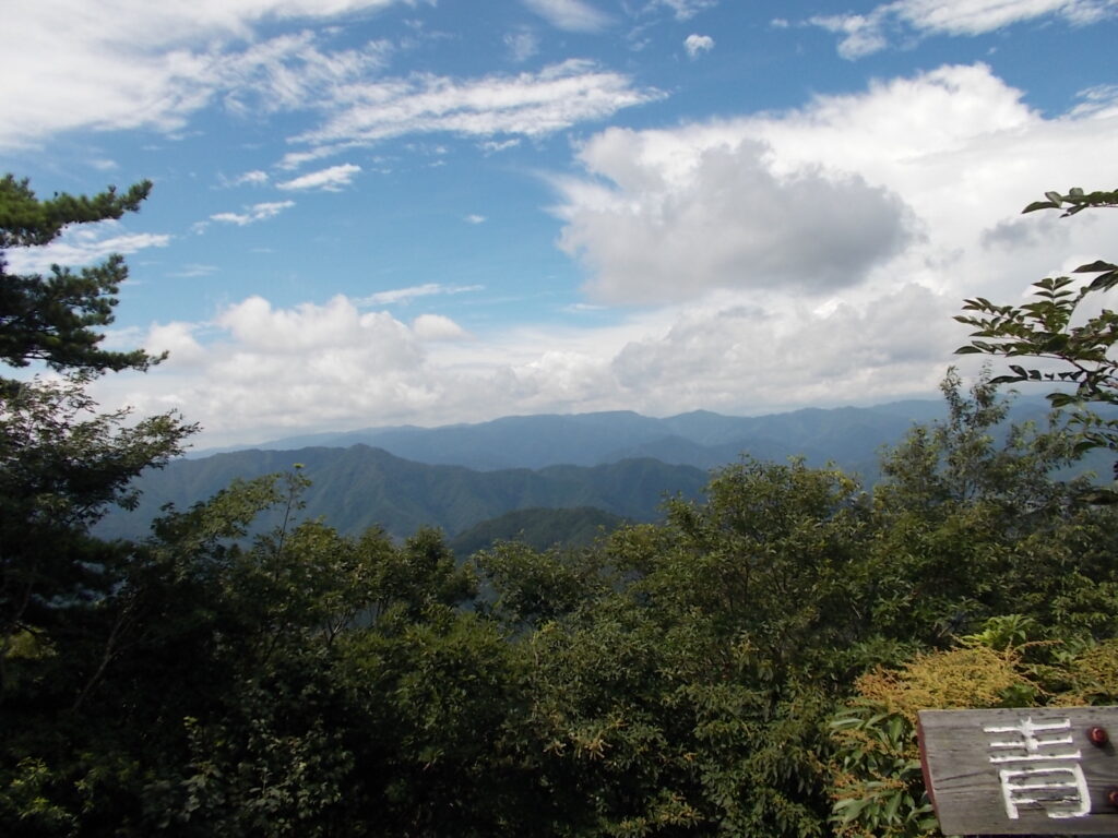 11：26　西方面。段ヶ峰などが見えます。他は木が茂ってあまりよく見えません。ここで昼食にしました。