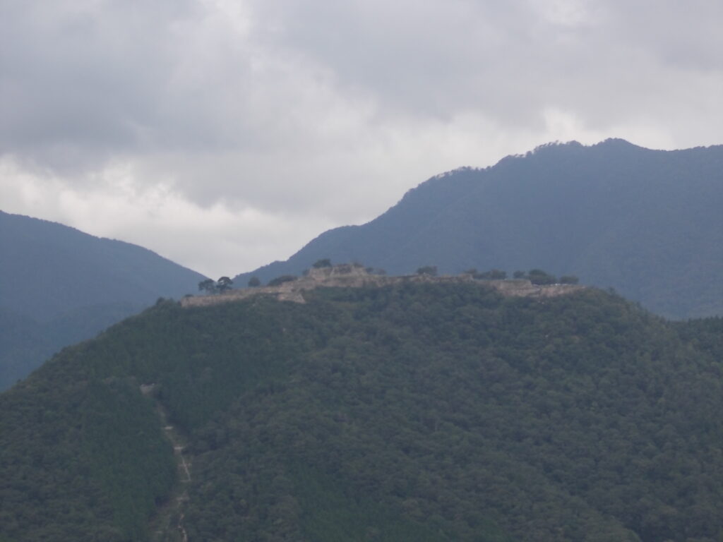 10：13　ここから見える竹田城跡です。こちらはアップで。