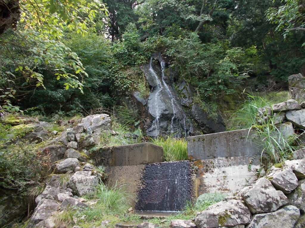 10：20　龍神の滝です。かなりショボイ滝ですね。