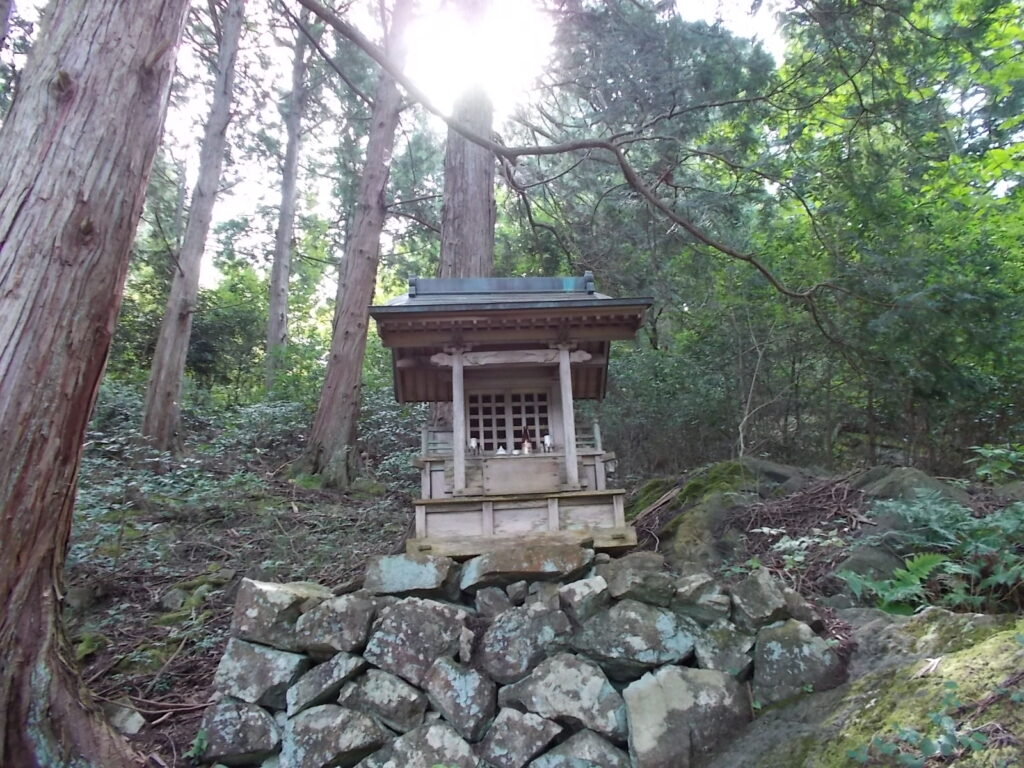10：22　滝上に祠がありました。龍神さんが祀られているんでしょうか。