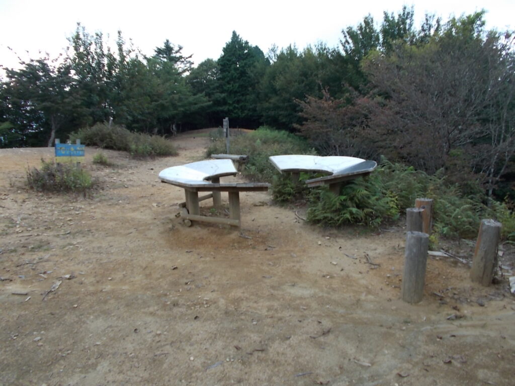 11：09　登り切ると朝来山展望台に着きます。