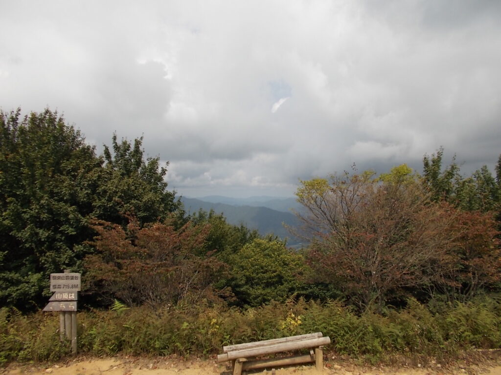 11：32　展望台から見える景色。けっこう木が茂っているので、見晴らしは良くありません。たんなる広場ですね。ここで昼食にしました。  