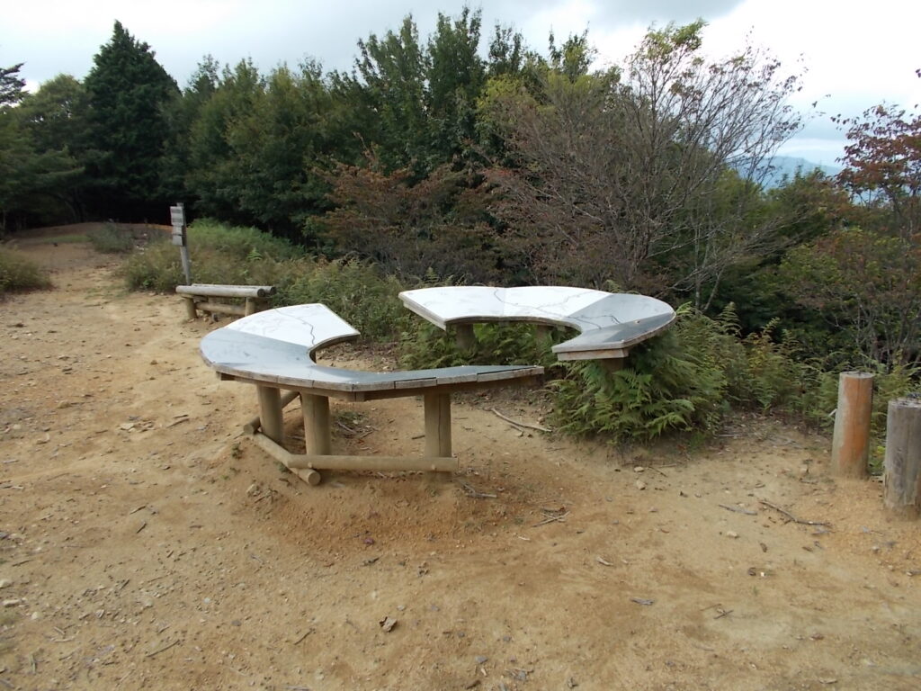 11：40　山が騒ぎ出したので、見上げると空が真っ黒になっていました。なんとなく雷も鳴っているような。急いで下山します。