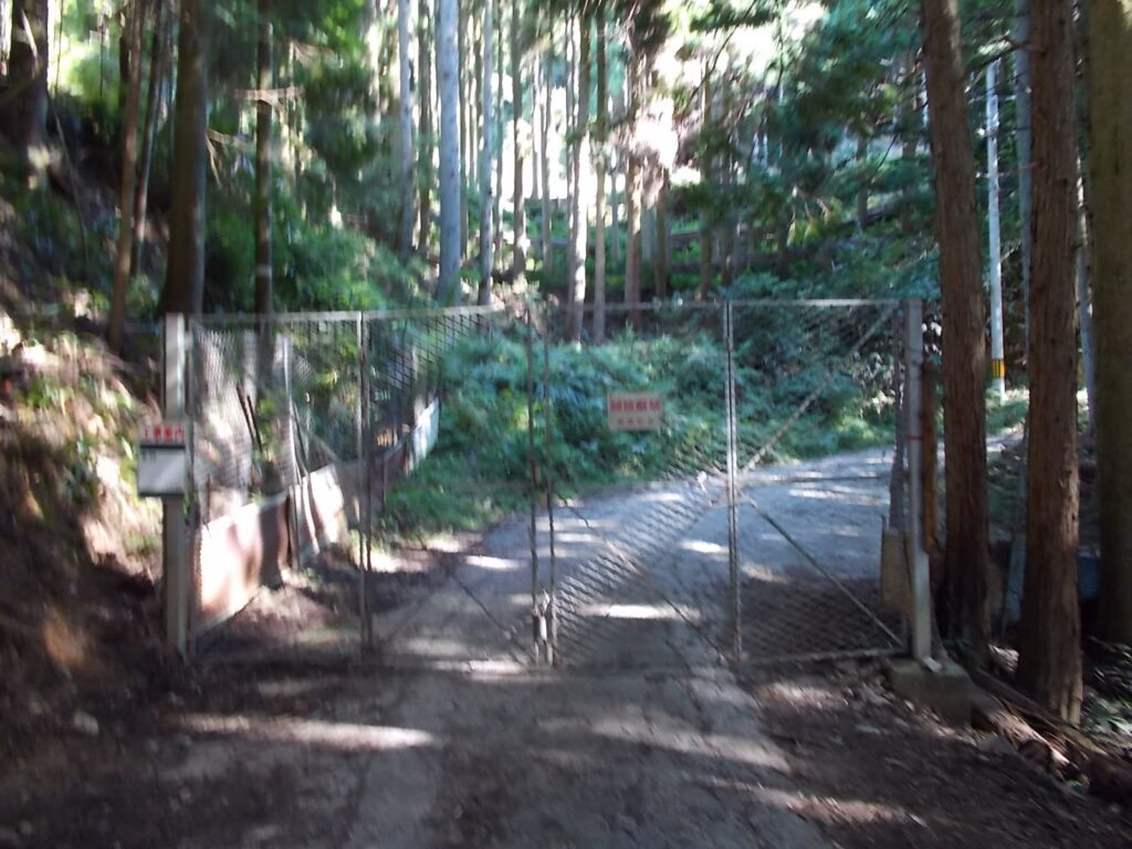 9:24 すぐに獣柵に出会うので、開けて通ります。