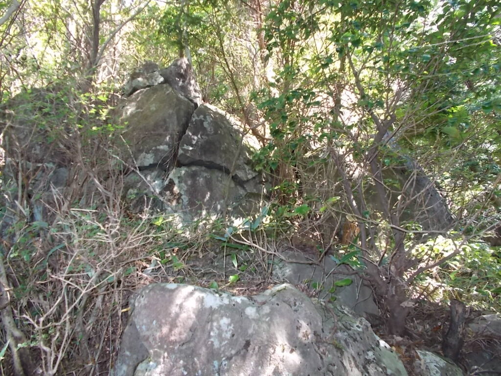 10:13 大きな岩が現れてきます。