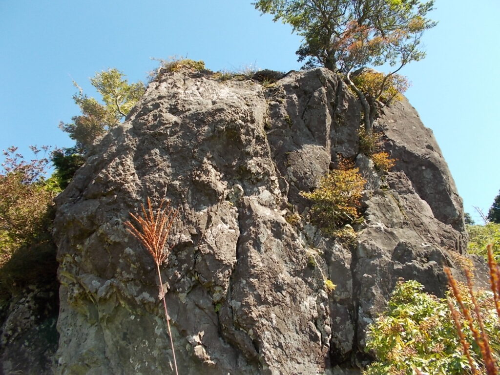 10:22 巨大な岩が現れました。この上には登れそうです。