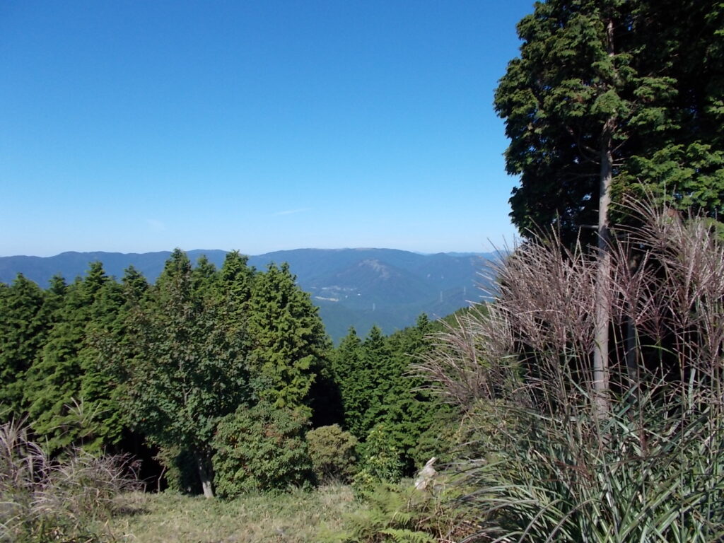 10:25 山頂からは段ヶ峰方面がよく見えます。