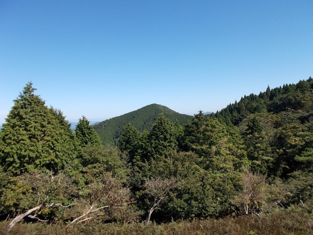 10:36 最初のピークを抜けた辺りから見える高畑山。この辺りからの景色はなかなかです。ここくらいしかないかも。
