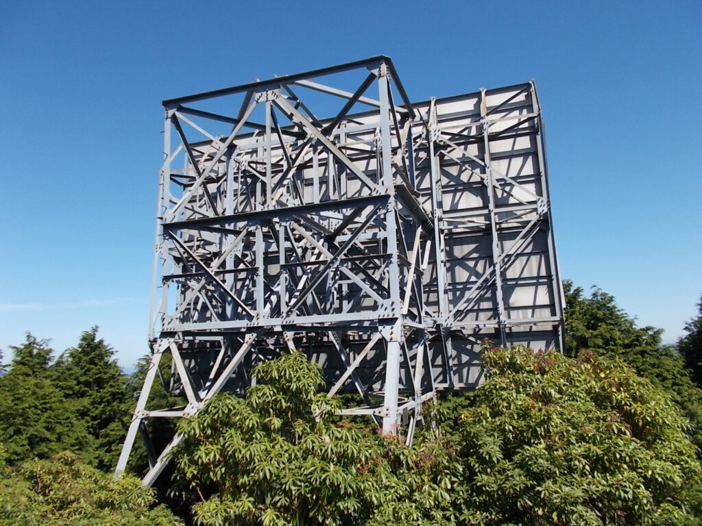 10:55 三角点の横にある大きな反射板。途中の道路からも見えます。