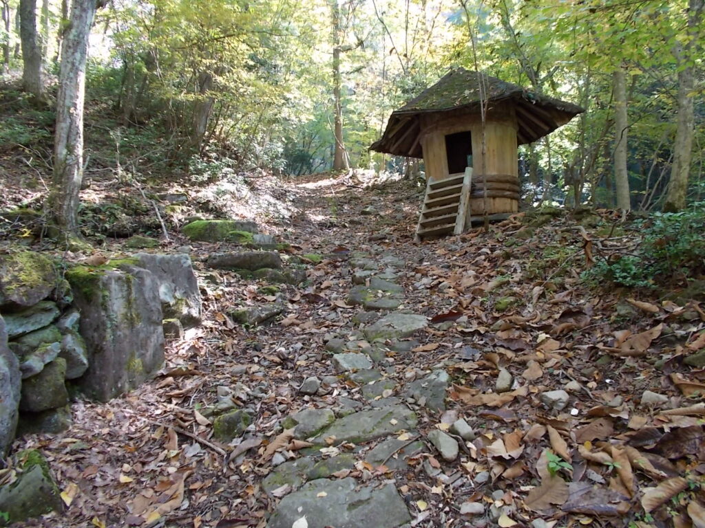 10:25 こぶしの村キャンプ場です。手作りっぽい建物がたくさんあります。これは桶のようです。