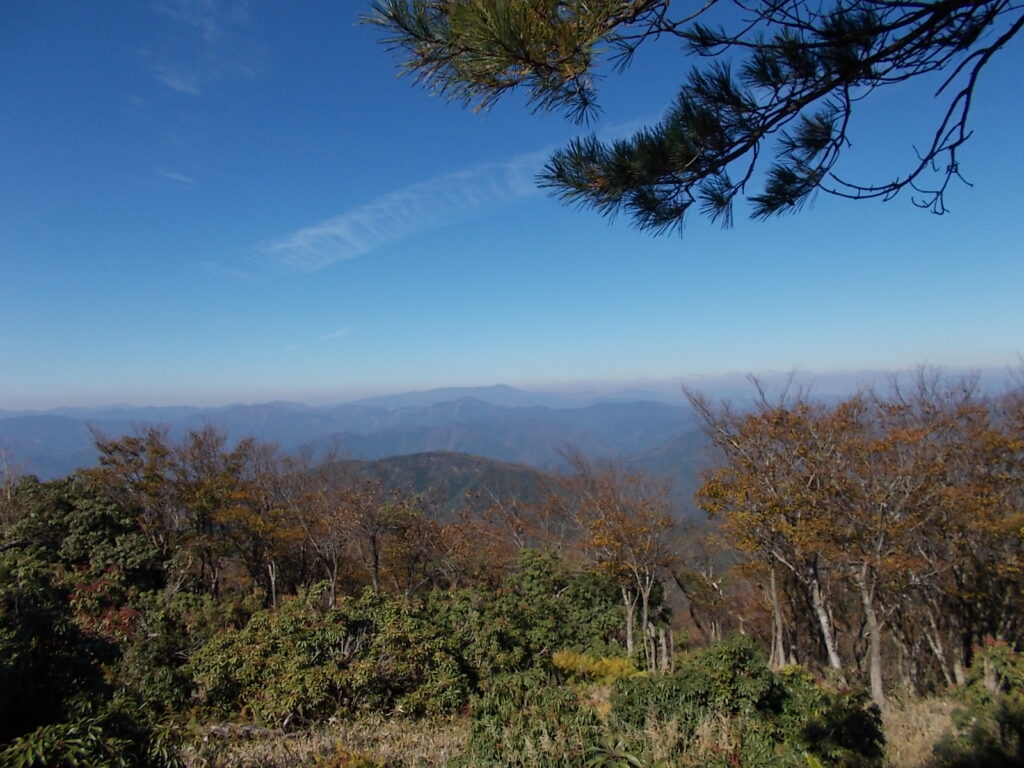 11:25 氷ノ山方面。一番手前は、大段山ですね。