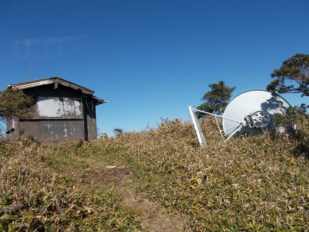 11:52 無線小屋です。壊れたアンテナが転がってます。