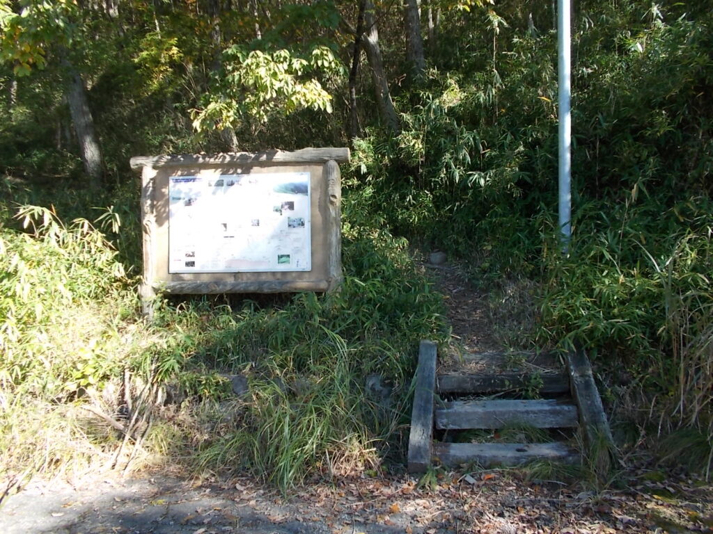 10：29　登山口にある案内板です。この右側の階段から入っていきます。