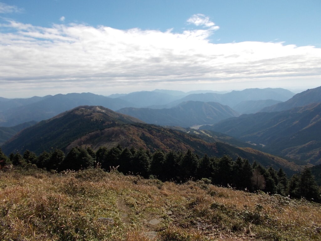11：47　登り切って振り返ったところ。今まで歩いてきたルートがよく見えます。