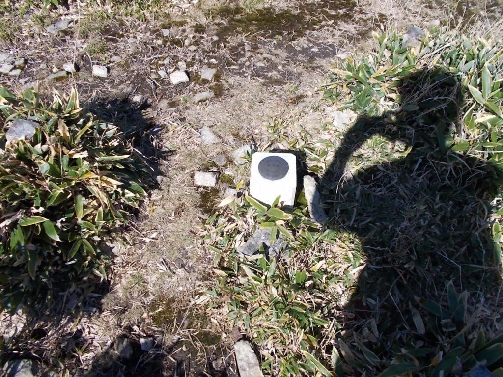 11：50　この大きな岩の右手に三角点がありました。自分の影が映っちゃってますね。