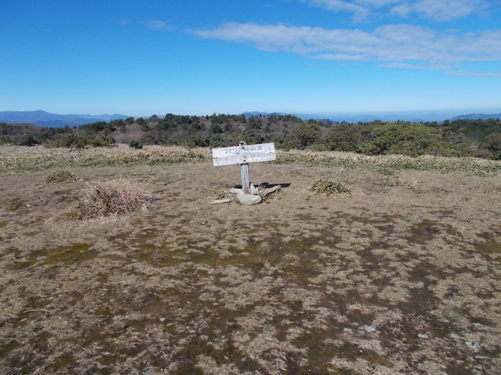 11：54　フトウガ峰の山頂ですが、山頂はとても思えませんね。