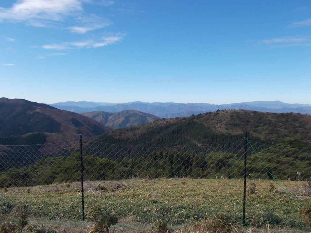 12：22　中央付近は大段山。左は千町が峰。右端は氷ノ山