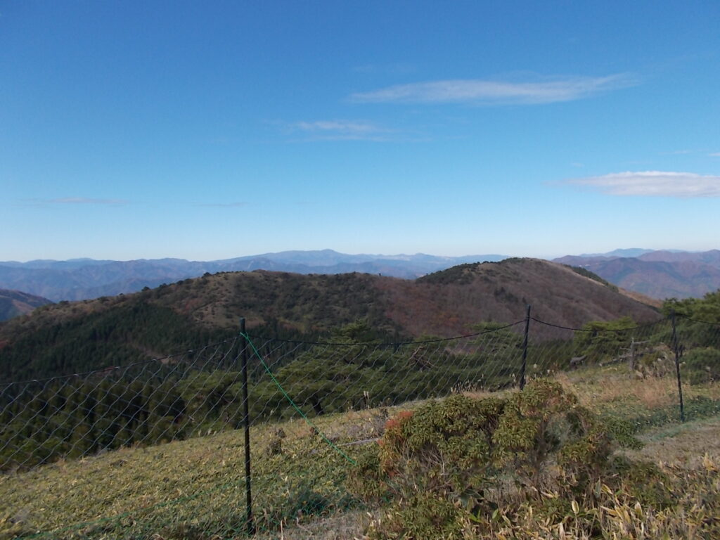 12：22　杉山から山上庭園方向。中央奥は氷ノ山。