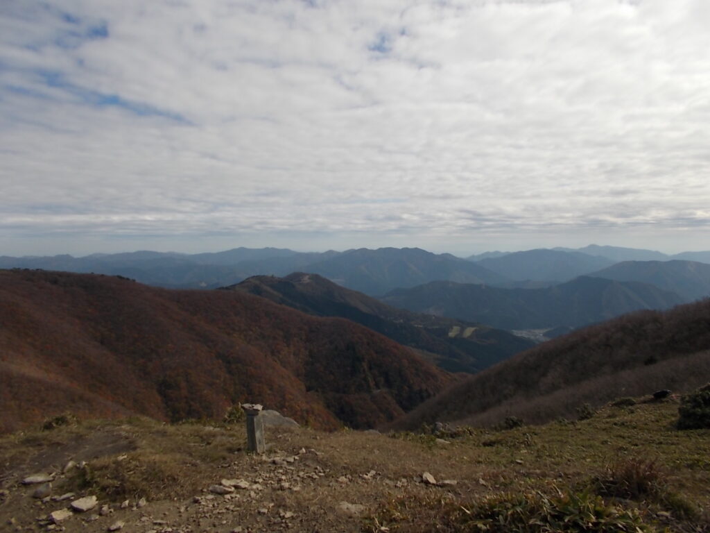 12：22　登山口から歩いてきた道筋。中央はゴルフ場