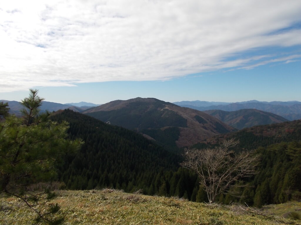 12：35　山頂から少しくだったところから見た千町が峰。山頂は寒いのと2組のパーティーがいたのでうるさいので下におりました。ここで着替えと昼食です。