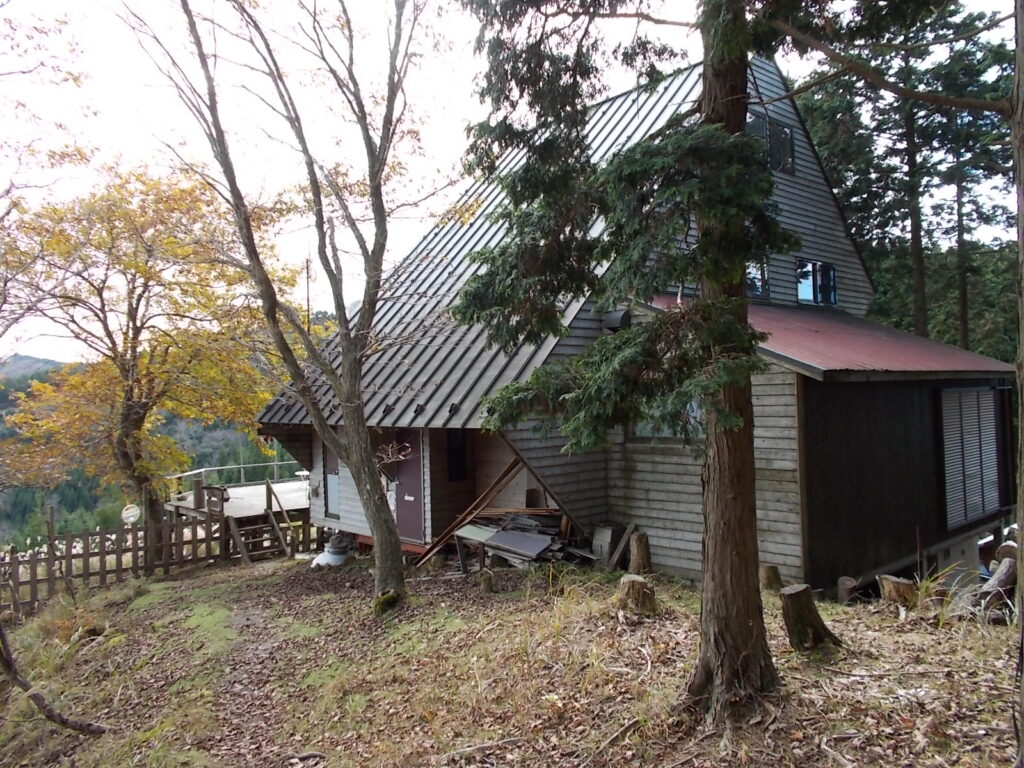 12：49　峠にある悠友山荘。ここを左におります。