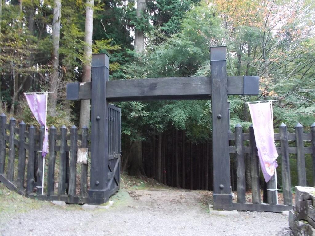 11：28　横にあるわらぶき屋根の所で記帳をすませ、城門を入っていきます。