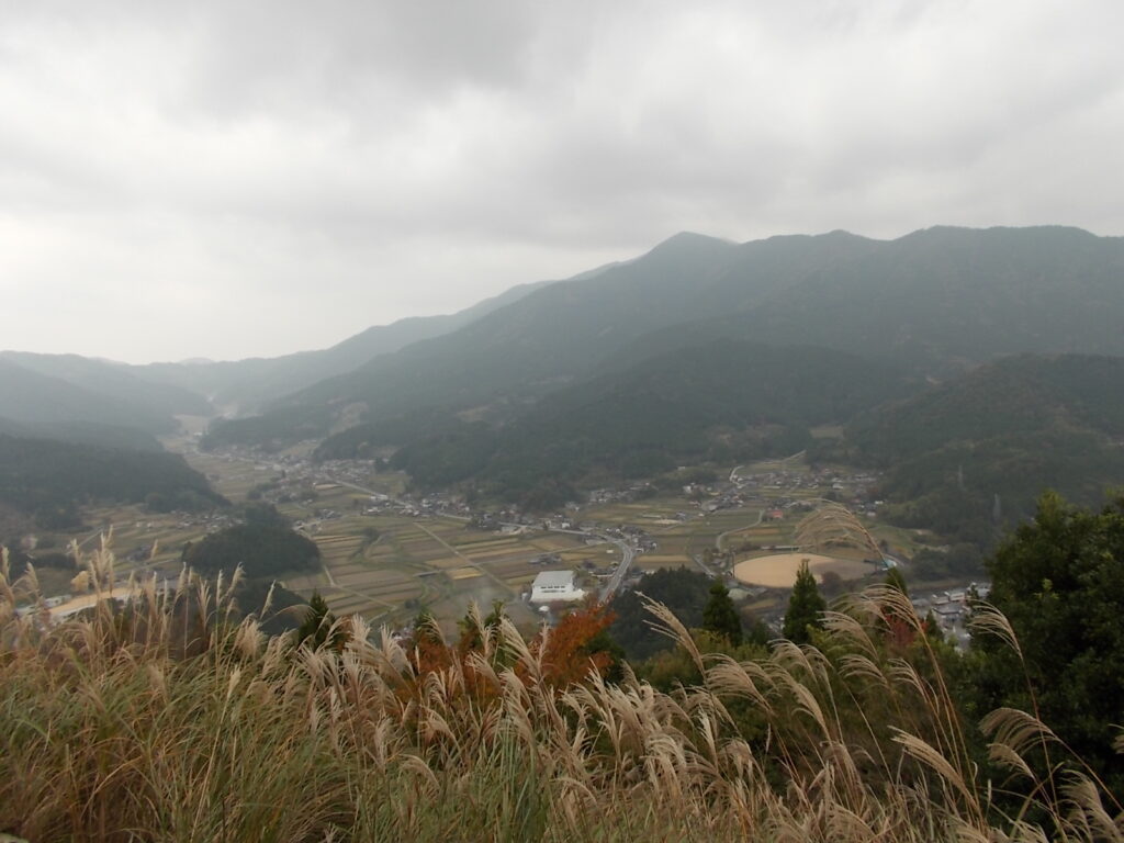 11：31　波賀城から見たR429方面（大甲山、荒尾山）がよく見えます。