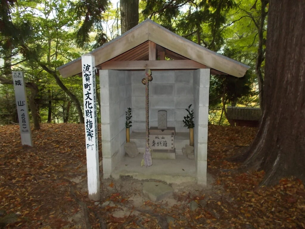11：33　標柱の横にある祠。