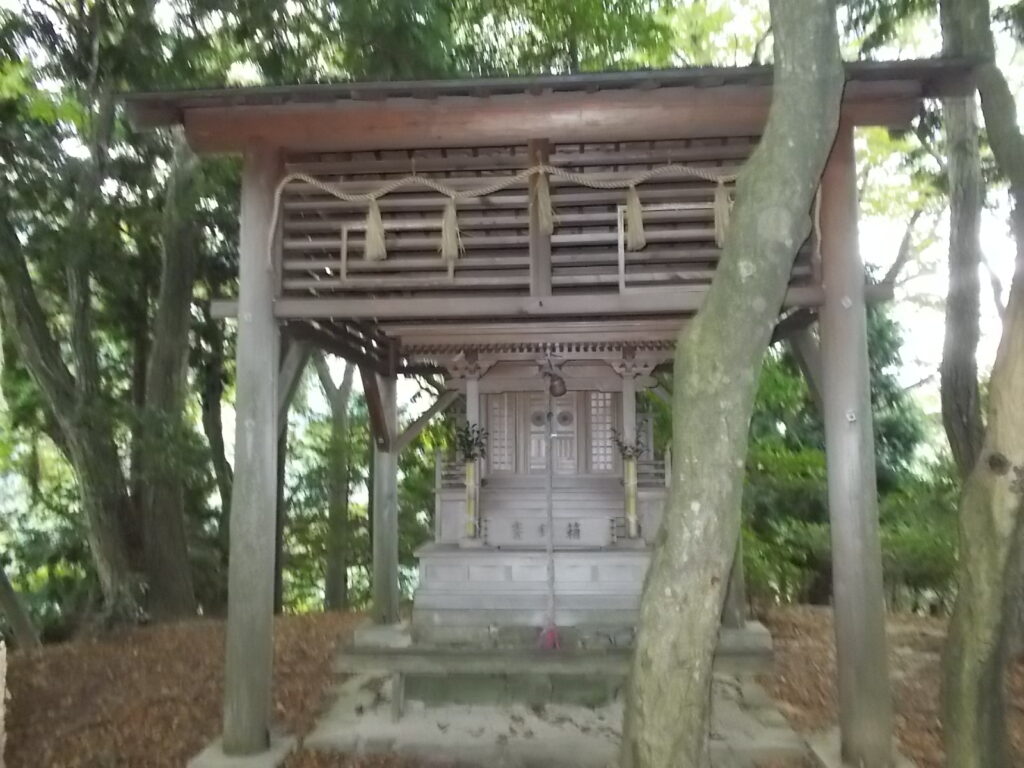 11：33　その横にある奥の院。