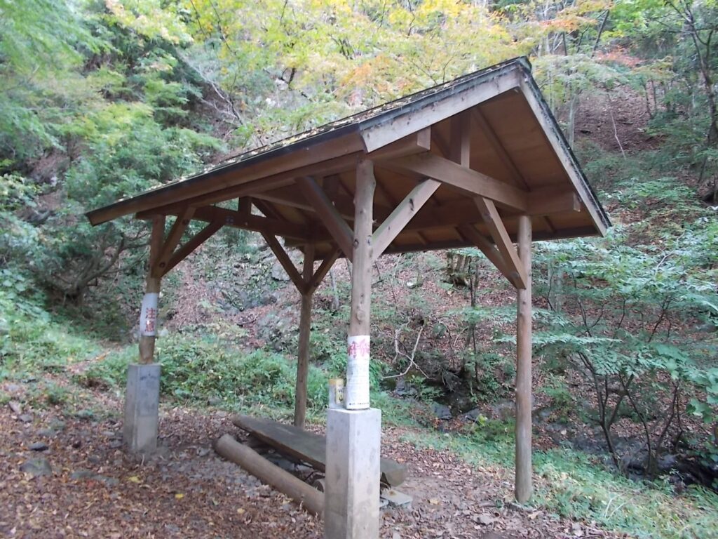 12：03　途中の休憩所
このあたりヒルが多いのでご注意ください。