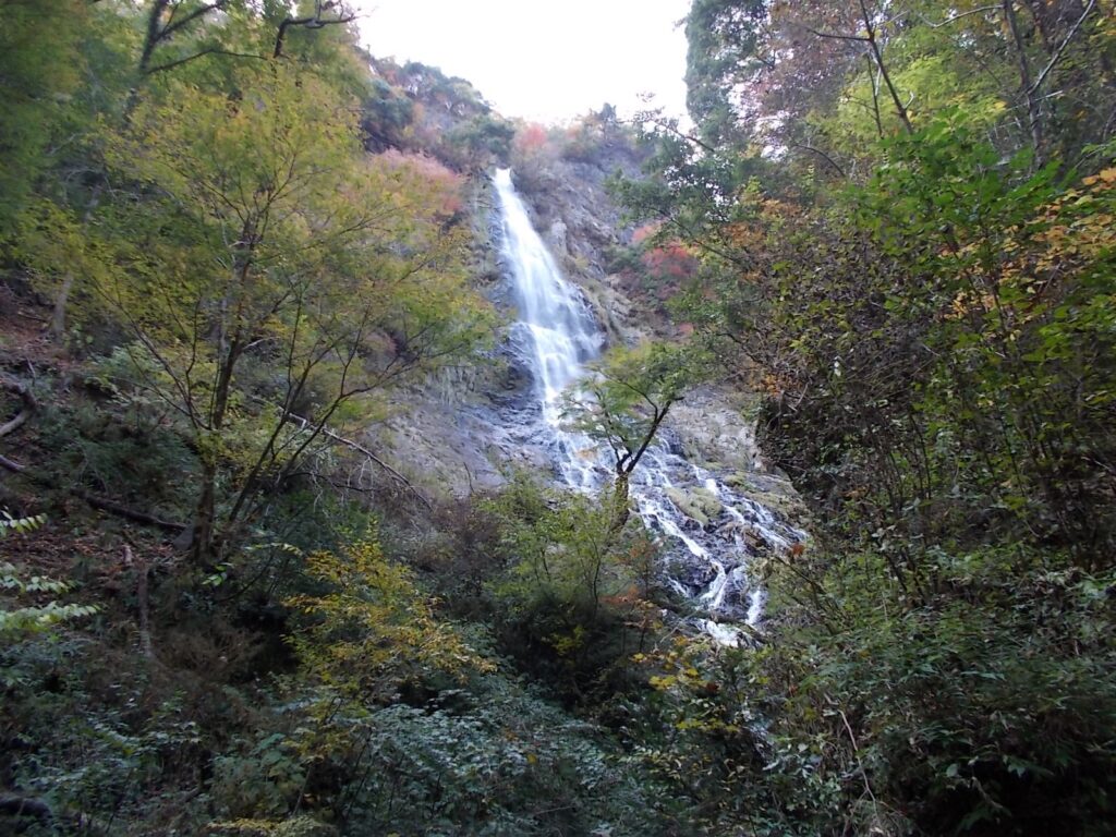 12：18　休憩所からすぐに見える天滝。ここからの眺めの方がいいように思います。