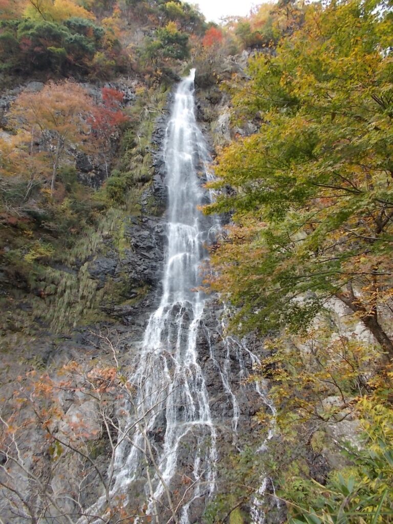 11：22　社から見える天滝