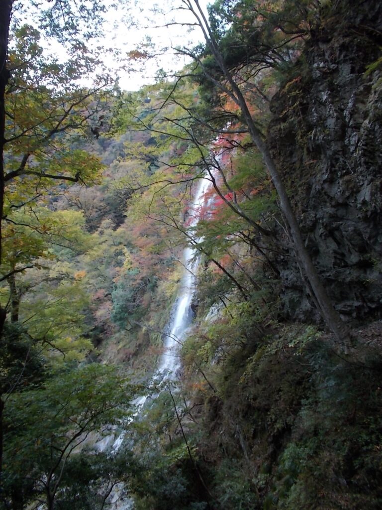 12：27　天滝からさらに上に登って、滝の真横から眺めた紅葉と滝の様子。