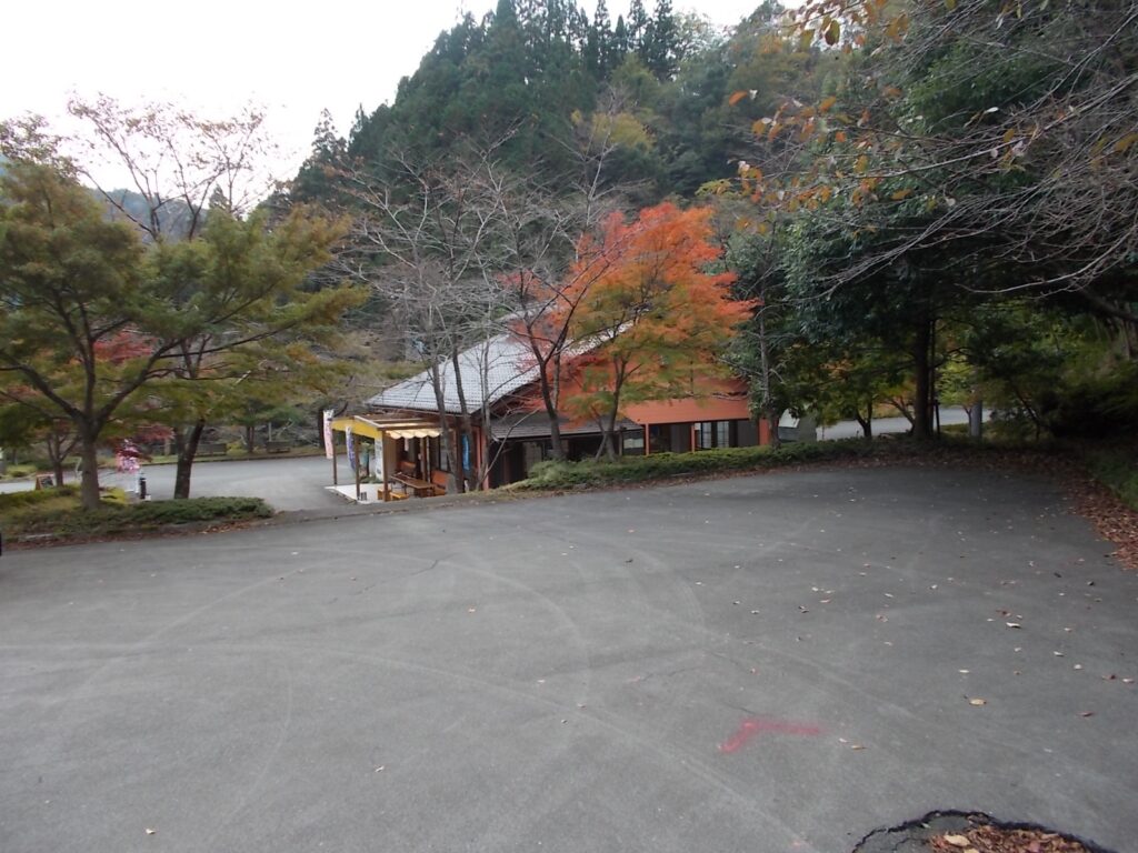 15：26　レストハウスの駐車場に戻ってきました。