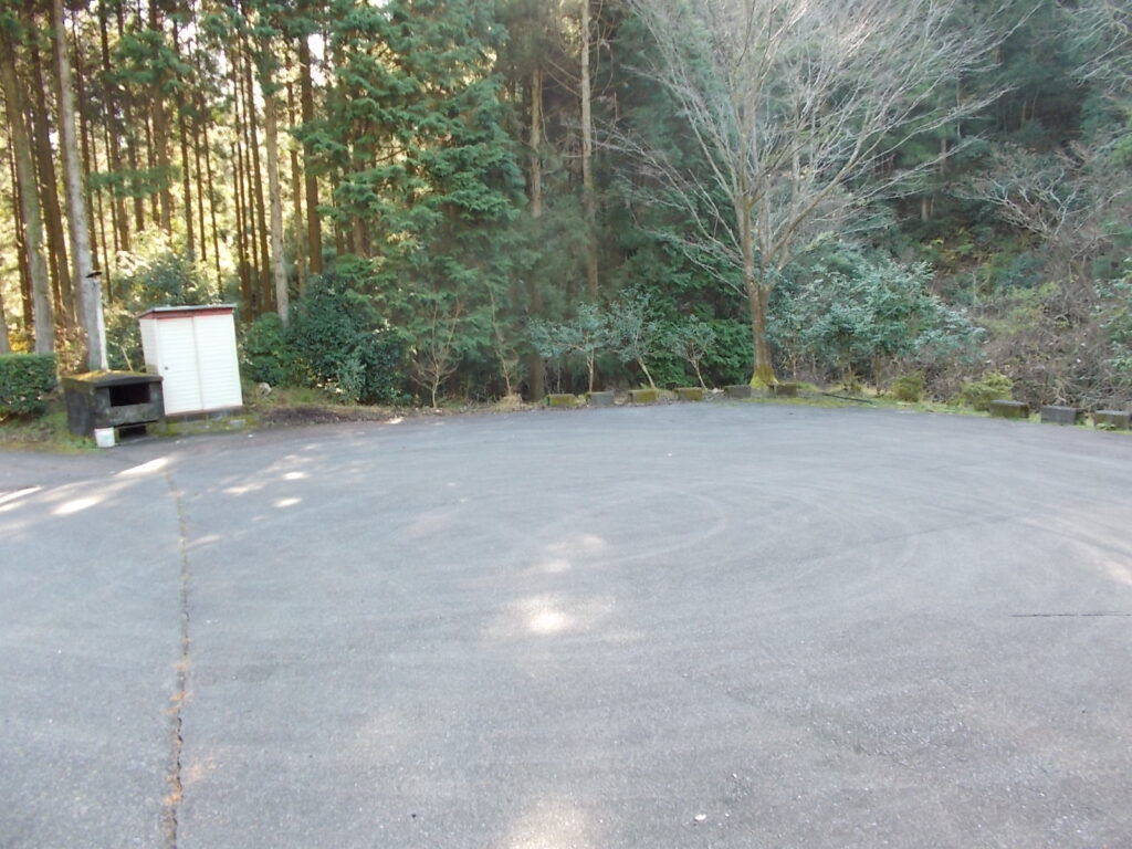 9：57　墓の横にある広い駐車場から出発します。