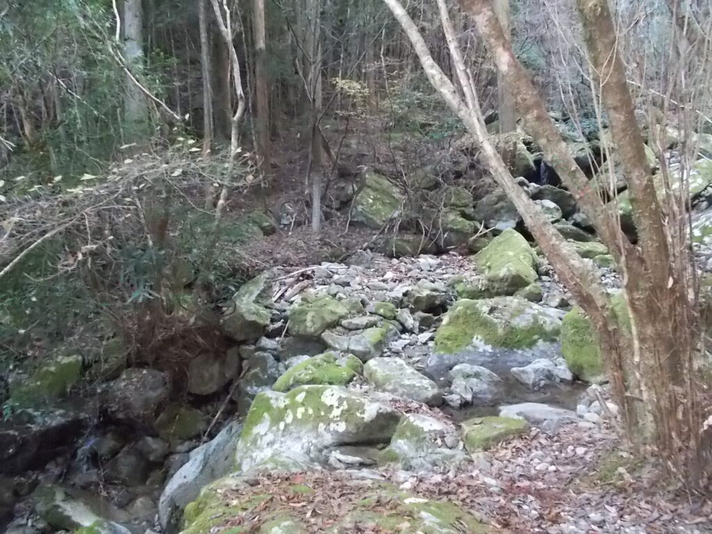 10：05　沢を渡ります。
