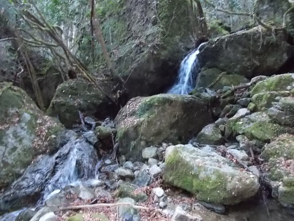 10：16　かなりの傾斜を下ると見えた滝。これか？